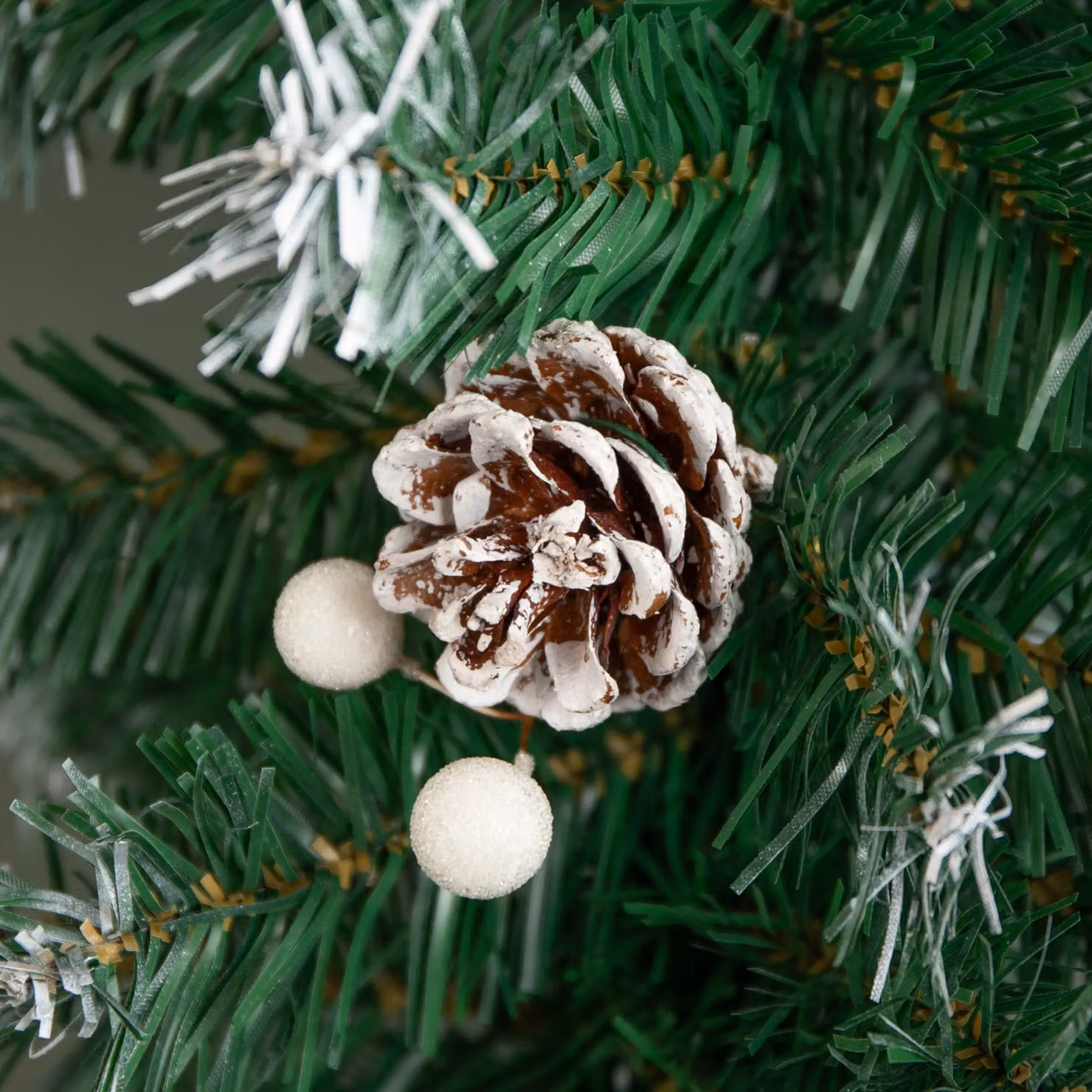 Samuel Alexander 2.7m Green Snow Tipped Christmas Garland with White Berries and Pine Cones – 2