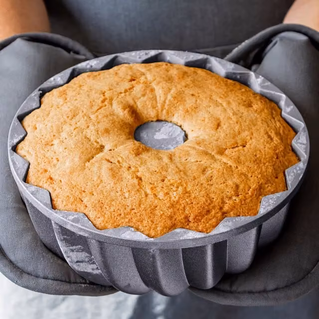 MasterClass Non-Stick Cast Aluminium Round Decorative Swirl Cake Tin, Diameter: 24 cm, Grey