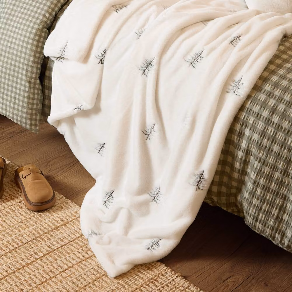 Furn Winter Pines Embroidered Fluffy Fleece Throw in Off-White, W: 130 cm, L: 180 cm – 2