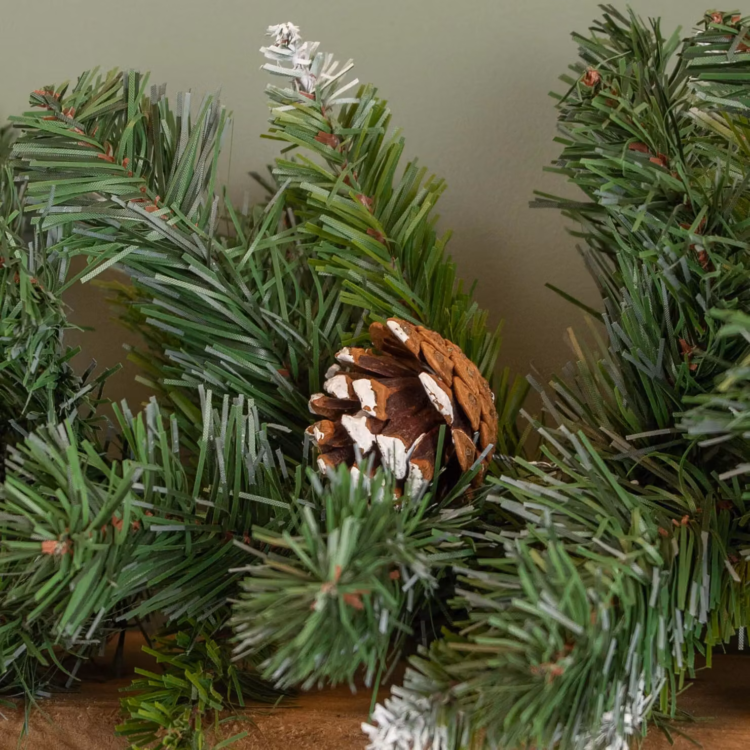 Samuel Alexander Snow Tipped King Fir Christmas Garland with Pine Cones in Green, Length: 270 cm, Diameter: 25 cm – 2