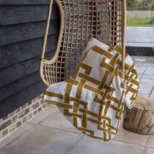 Benjamin Tate Design Gold and Beige Geometric Chain Fleece Blanket, W/D/H: 120 x 150 cm – 1