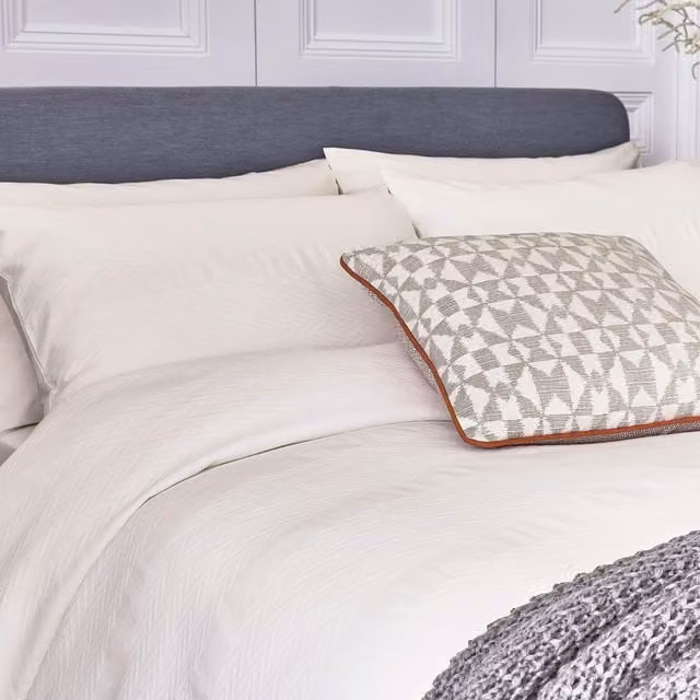Bedeck Of Belfast Kenza Super Kingsize Cotton Duvet Cover in Grey and White