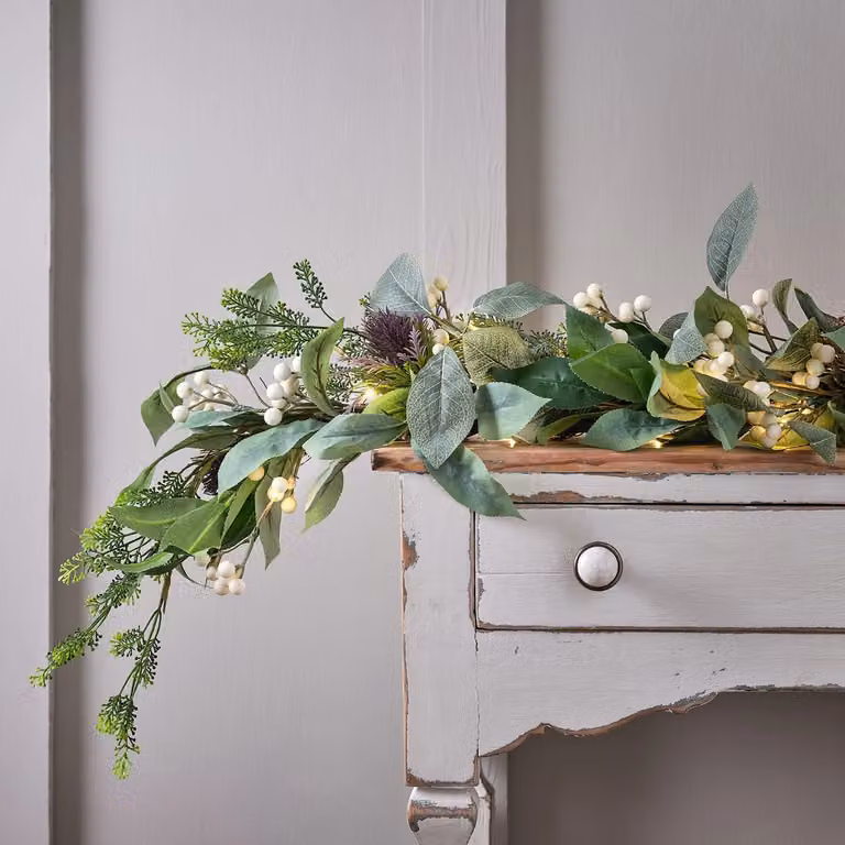 Lights4fun Pre Lit Christmas Collection Garland in White and Green, 1.5m