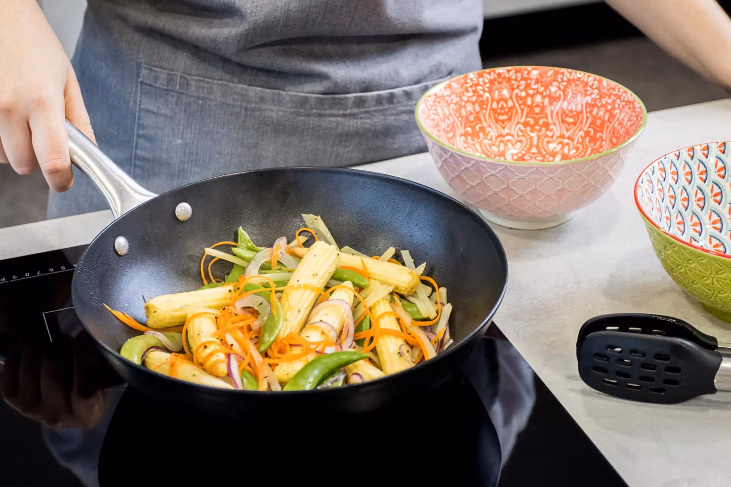 MasterClass Ceramic Carbon Steel Induction Ready Wok, 24.5 cm, Black or Grey – 3