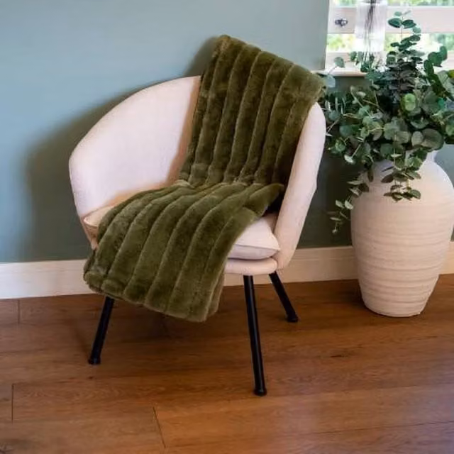 Madison & Mayfair Green Faux Fur Throw, W: 170 cm, D: 140 cm – 1