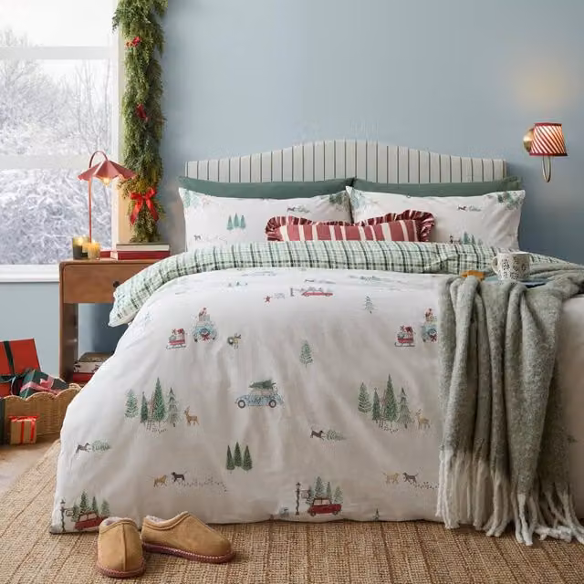 Wylder Christmas Tree Lane Reversible 100% Cotton Duvet Cover Set in Beige, W: 140 cm, H: 200 cm
