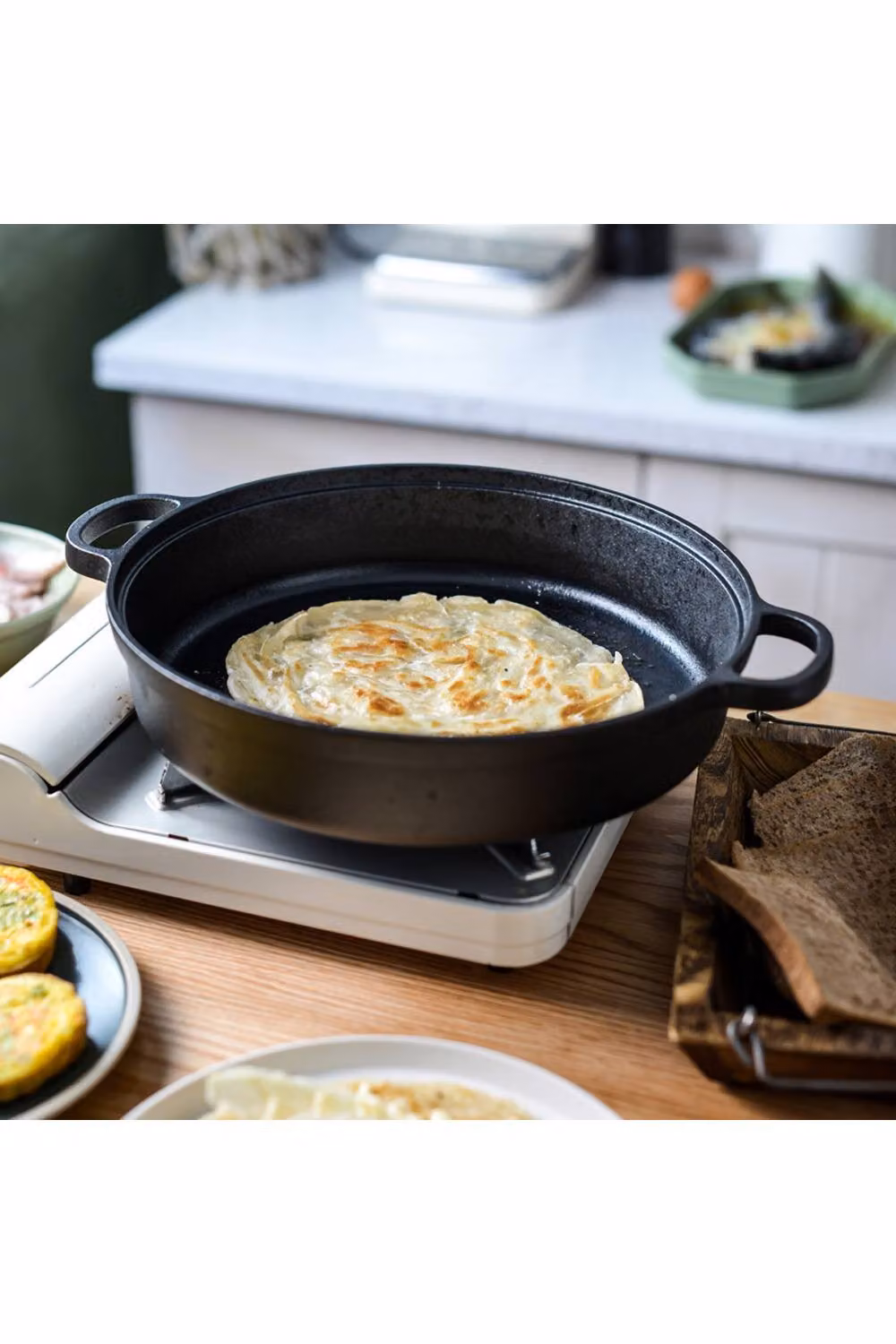Living and Home Pre-Seasoned Round Cast Iron Casserole Braiser with Glass Lid, Black, Diameter: 30 cm – 5
