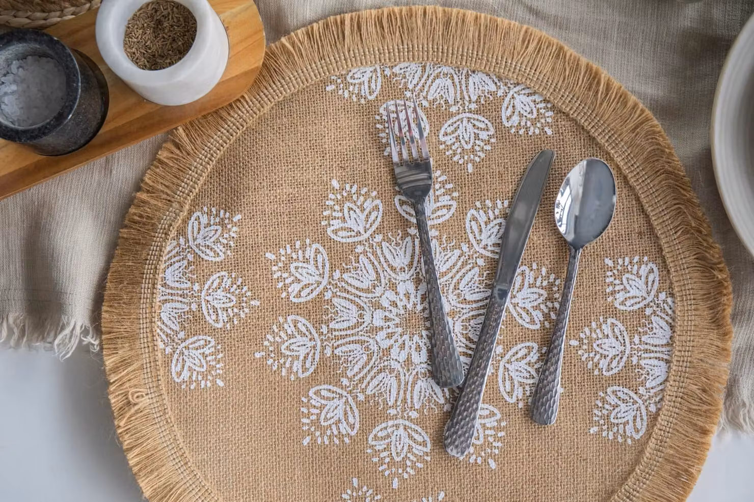Creative Tops Set of 4 Round Hessian Jute Placemats with White Floral Pattern, Diameter: 42 cm – 2