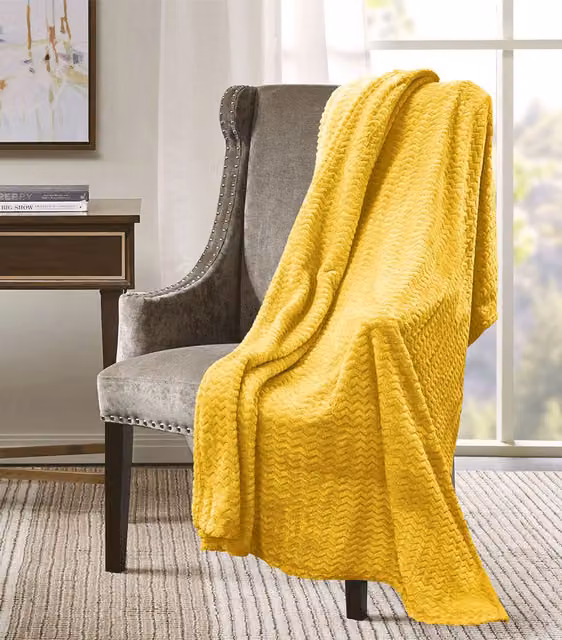 Velosso Chevron Patterned Mink Throw in Yellow, W/D/H: 127 x 152 cm