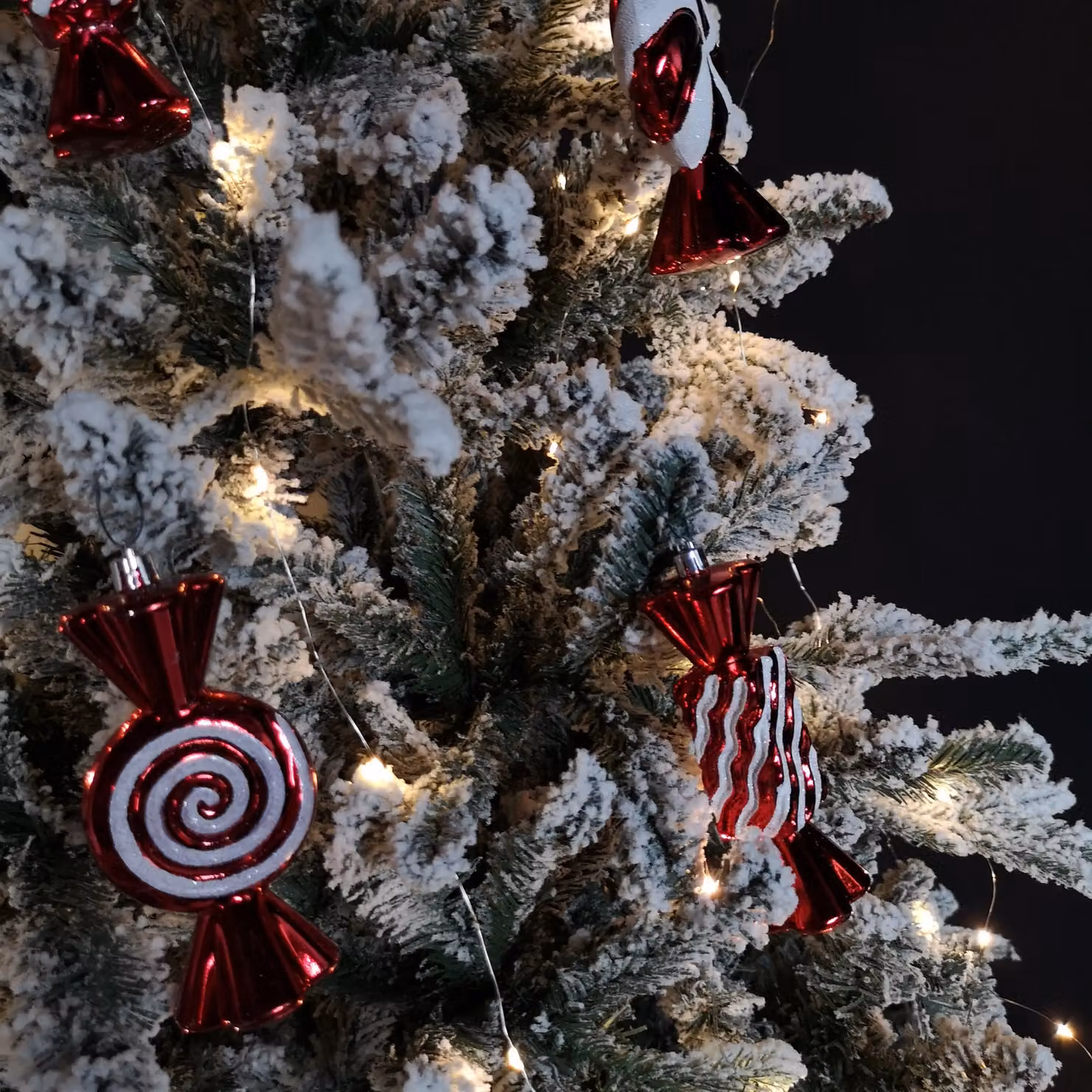 Samuel Alexander Pack of 5 Red, White and Silver Candy Stripe Shatterproof Christmas Hanging Decorations, Diameter: 15 cm – 2