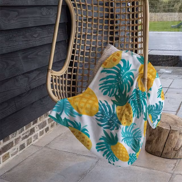 Benjamin Tate Design Floral Fleece Pineapples Blanket in Blue, Beige and Multicolour, W/D/H: 120 x 150 cm – 1