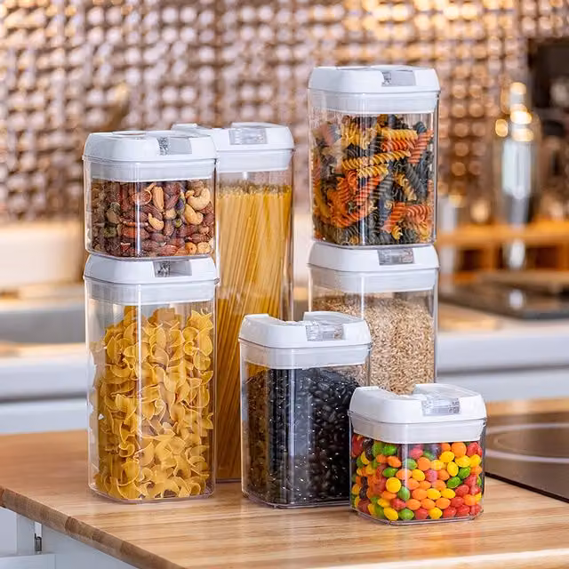 Livingandhome 7-Piece Stackable Airtight and Leakproof Plastic Food Storage Container Set with Snap Lids, White