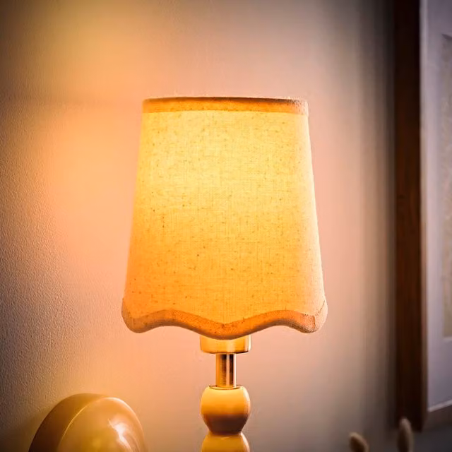 ValueLights Mabel Extra Small Scallop Edge Linen Lamp Shade in Natural – 1