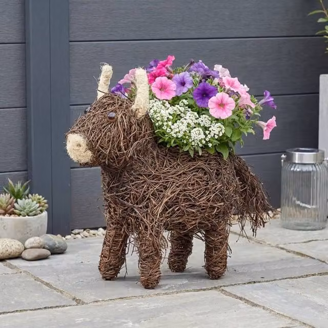 Garden Greatness Natural Rustic Highland Cow Rattan Planter, Brown and Multicolour, W: 30 cm, D: 16 cm, H: 40 cm – 2