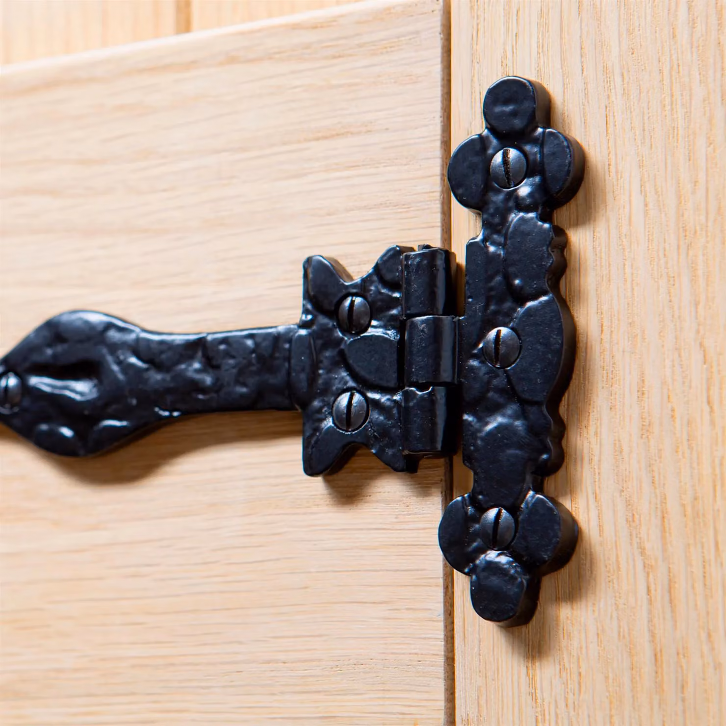 Hammer and Tongs Ornate Iron T-Hinge in Black, W: 15.5 cm, H: 52.0 cm – 5