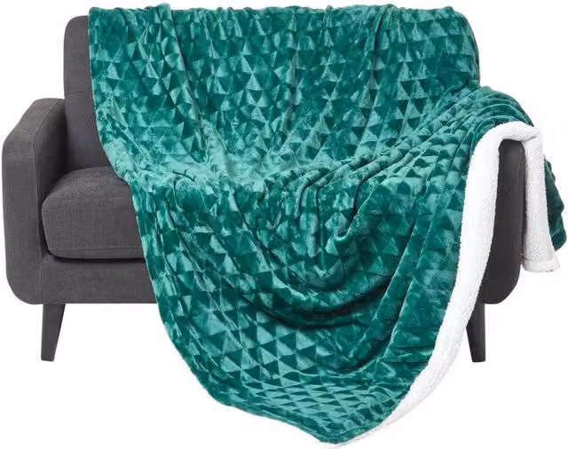 Homescapes Geometric Triangle Velvet Throw, Green, W: 160 cm