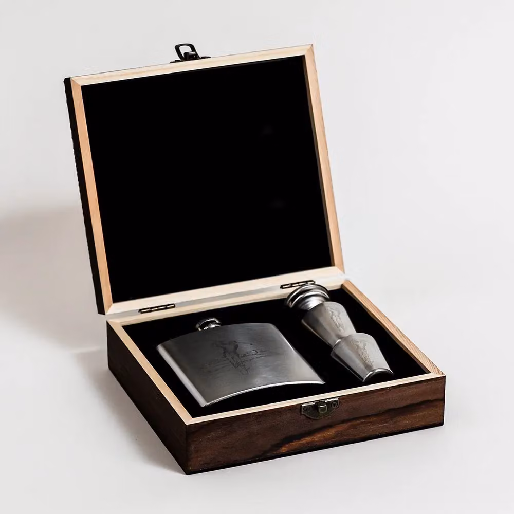 Selbrae House Hip Flask and Cup Set in Brown with Golf Design – 2