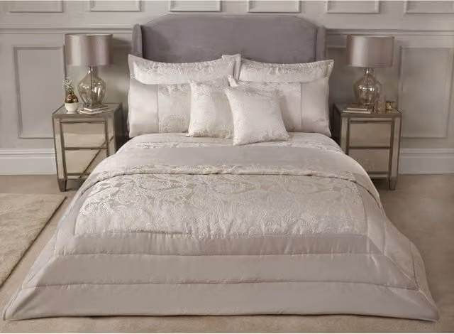 Duchess Bedspread in Blush Pink