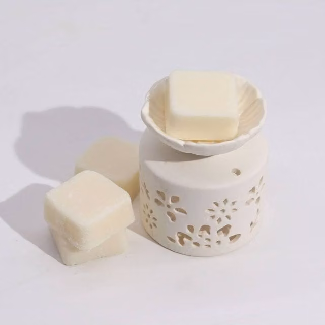 Agnes & Cat Windermere Fragrance Gift Set with White and Grey Ceramic Tealight Wax Melts and Floral Scent
