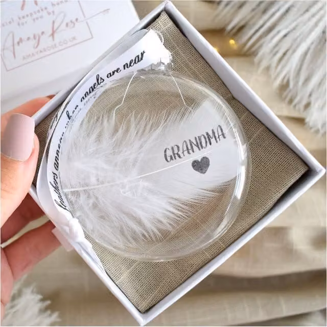 Amaya Rose Ltd In Memory of Grandma Feather Round Glass Bauble in Clear and White – 1