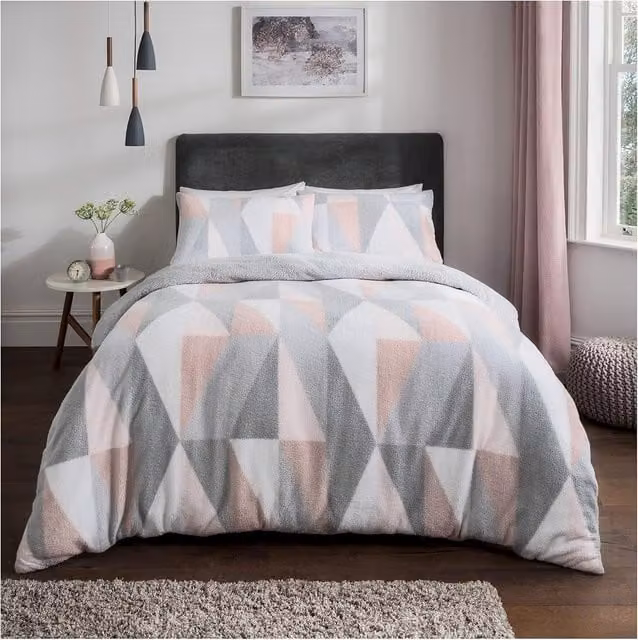 Smart Living GEO Triangle Fleece Duvet Cover and Pillowcases, Pink, W/D/H: 200 x 200 cm – 1