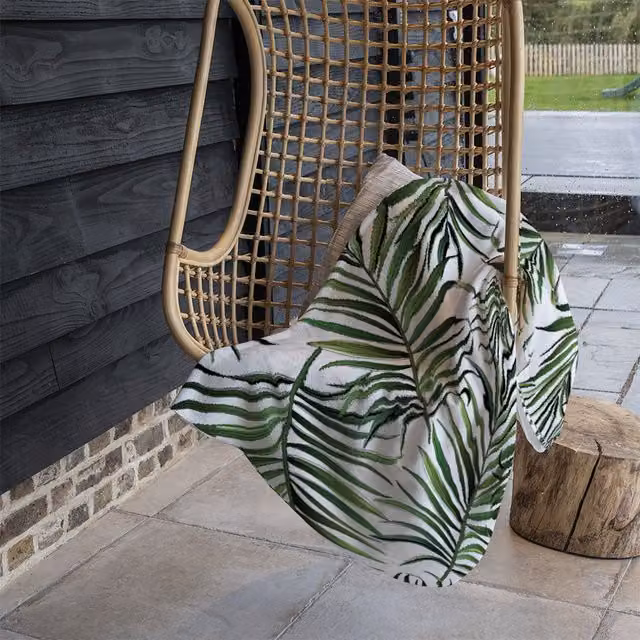 Benjamin Tate Design Palm Leaves Floral Fleece Blanket in Green and Beige, W/D/H: 120 x 150 cm