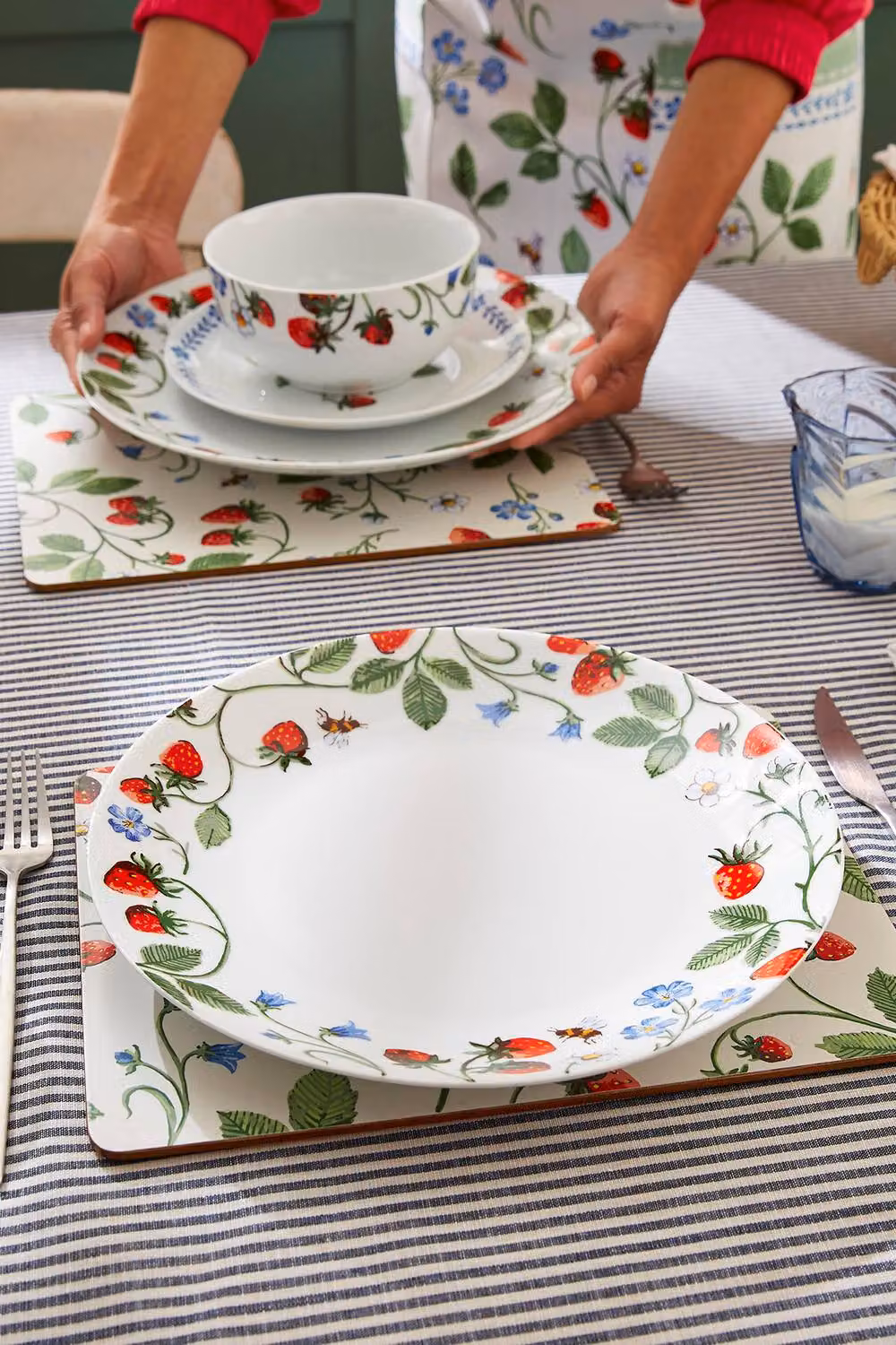 Ulster Weavers Strawberry Patch Floral Print Porcelain Serving Bowl in White and Blue – 3