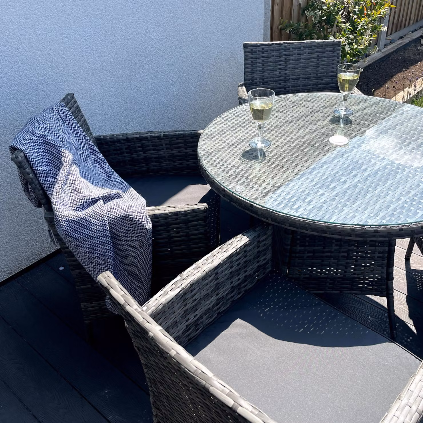 Amazon Basics 5-Piece Round Rattan Wicker Garden Dining Set with Glass Table in Grey – 2