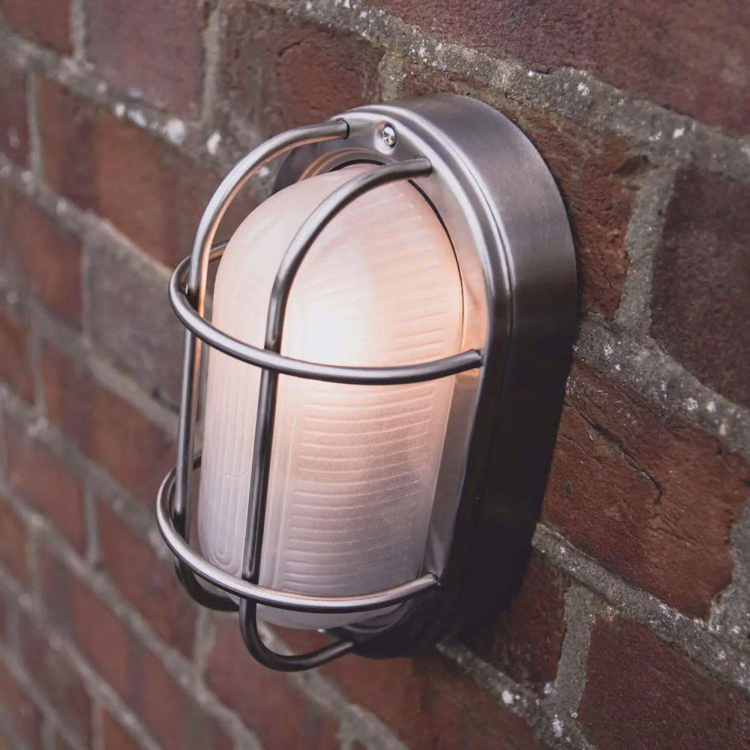 Happy Homewares Oval Cast Aluminium Outdoor Bulkhead Wall Light in Metallic Silver – 3