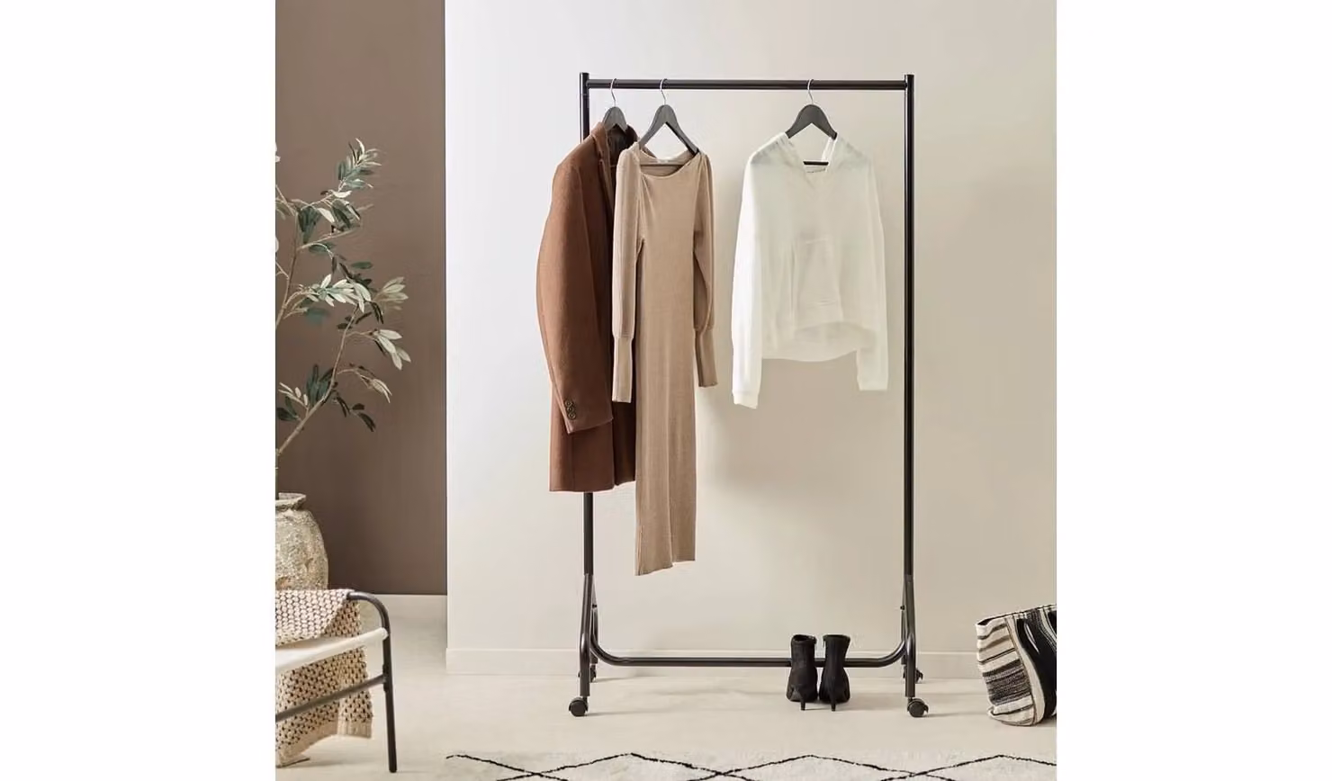 Cheap Furniture Warehouse Heavy Duty Single 4 Feet Portable Freestanding Clothes Rail in Matt Black Metal