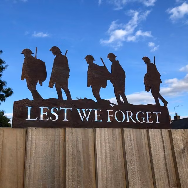 RW NORFOLK Lest We Forget Soldier Scene Rusty Metal Garden Display, Brown
