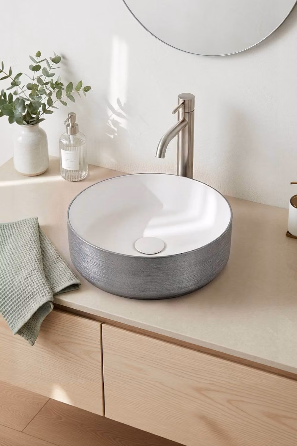 Living and Home Round Ceramic Countertop Vessel Sink in Silver, W/D/H: 36.0 x 36.0 x 12.5 cm – 1