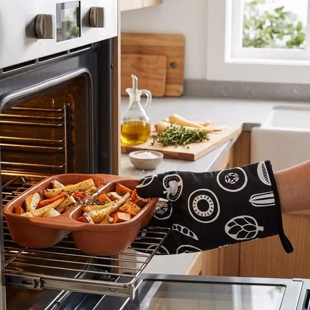 Besa Orsina Single Oven Glove in Black and White Cotton with Contemporary Pattern – 2