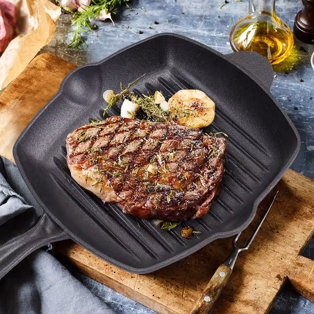 Livingandhome Uncoated Cast Iron Grill Frying Pan with Pouring Spout, Black