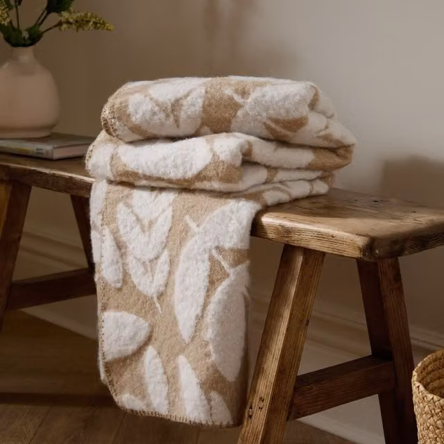 Wylder Nature Hazel Woven Floral Throw in Beige, W/D: 130 x 180 cm