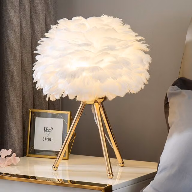 Livingandhome Tripod Feather Table Lamp in Gold/Brass with White and Yellow Goose Feathers