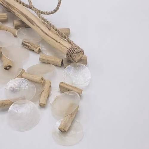 KDMD Pearl Effect White Driftwood Hanging Chime with Glass and Wood Details – 4