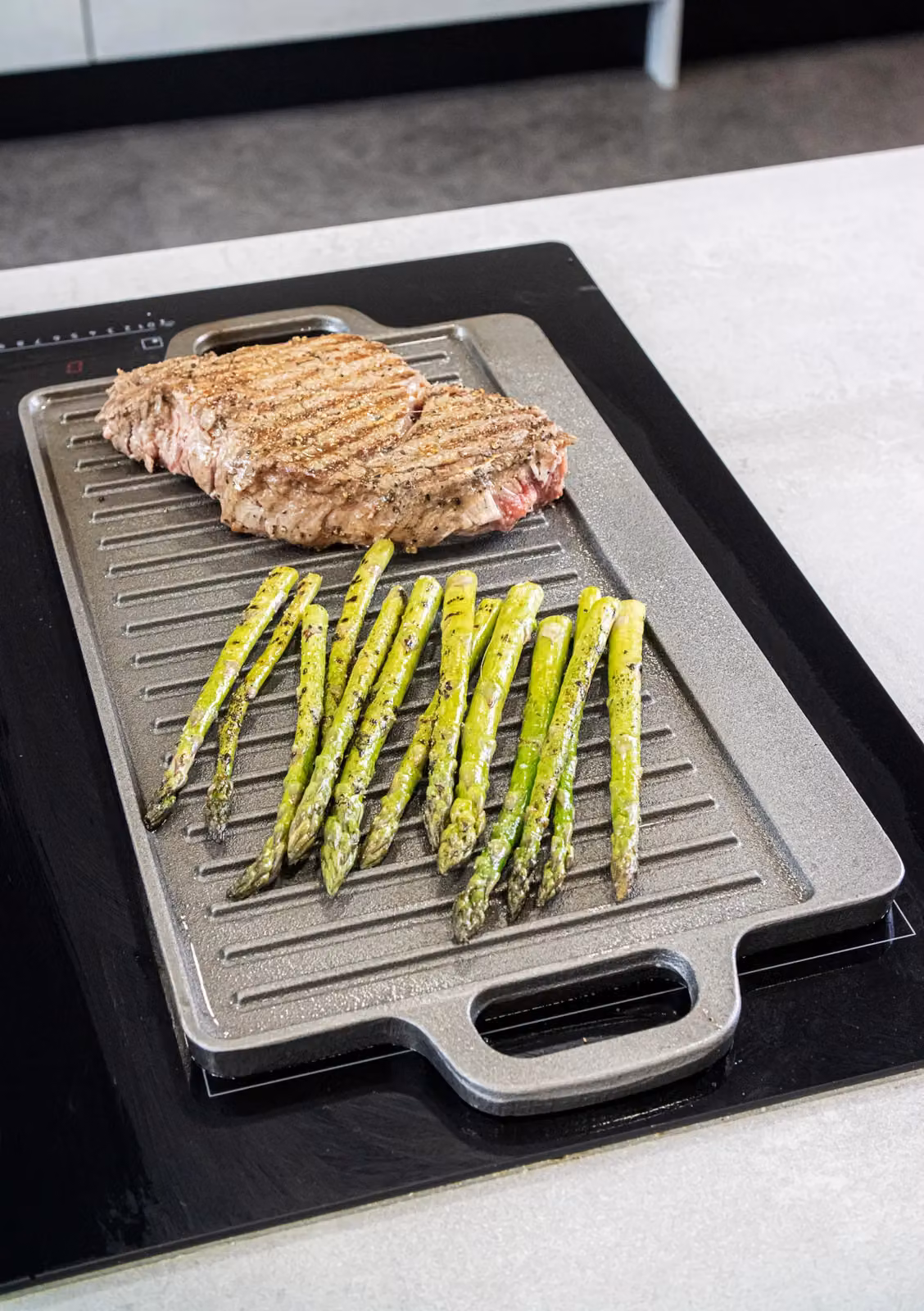 KitchenCraft Deluxe Uncoated Cast Iron Griddle, Grey, W: 45 cm, D: 23 cm – 4