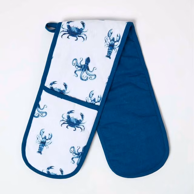 Homescapes Blue and White Cotton Oven Glove with Hanging Loop