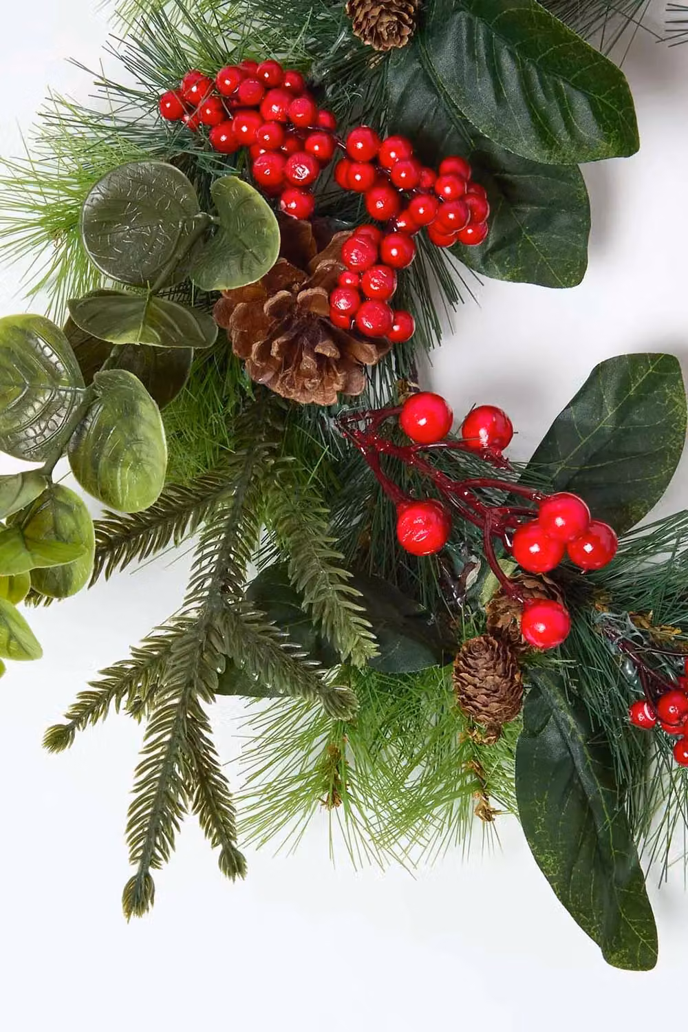 Homescapes Artificial Winter Woodland and Eucalyptus Christmas Wreath in Green, Red and Brown, Diameter: 40 cm – 3