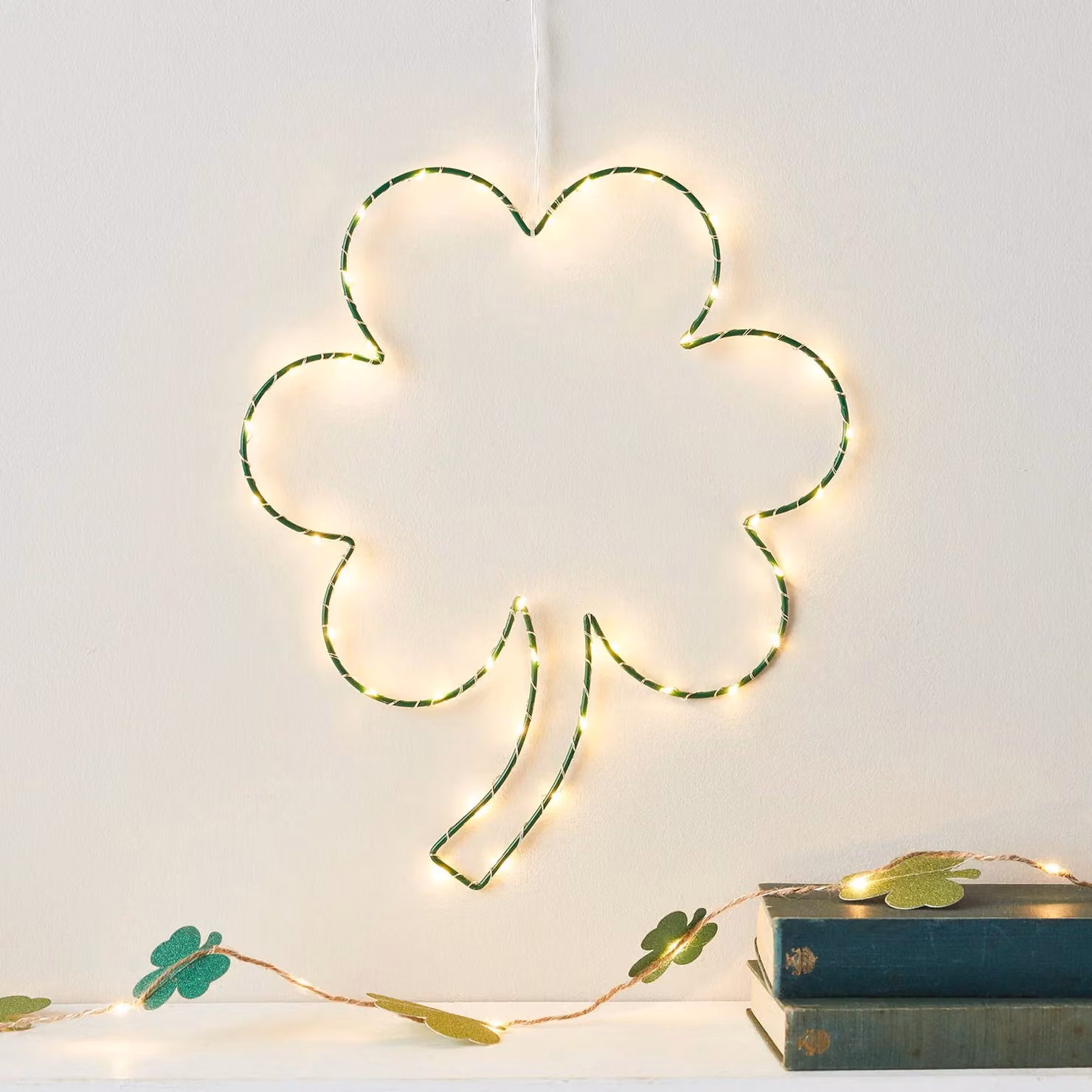 Lights4fun St Patrick's Day LED Lucky Shamrock Battery Operated Hanging Wall Light Sign in Green and White, W: 30 cm, H: 31 cm, D: 31 cm