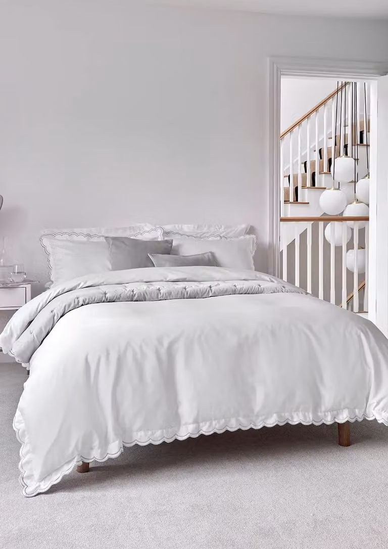 Christy Scallop Edge Cotton Mako Satin Duvet Cover and Pillowcase Set in Silver Grey, W/D/H: 200 x 200 cm and 50 x 75 cm