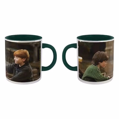 Zavvi Harry Potter Harry and Ron Playing Chess Ceramic Mug in Green and Multicolour