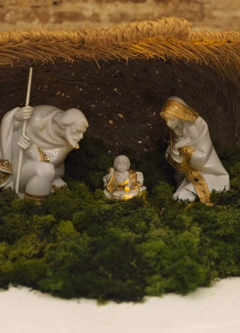 Lladró Mary Nativity Figurine in White and Gold Porcelain
