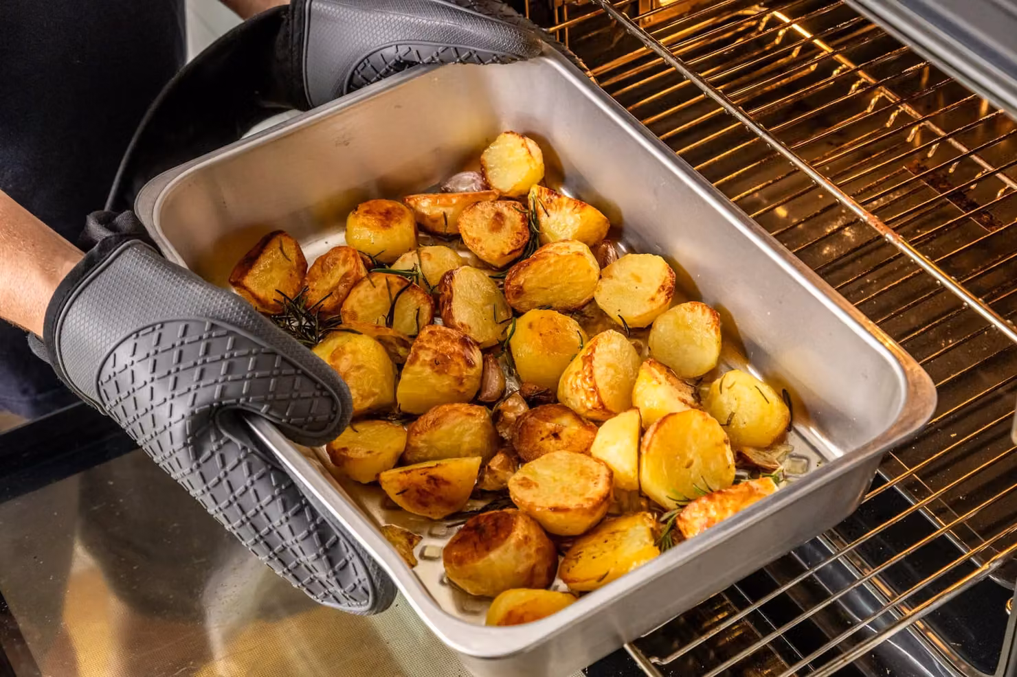 MasterClass Silver Aluminium Rectangular Roasting Pan with Pouring Spout – 6