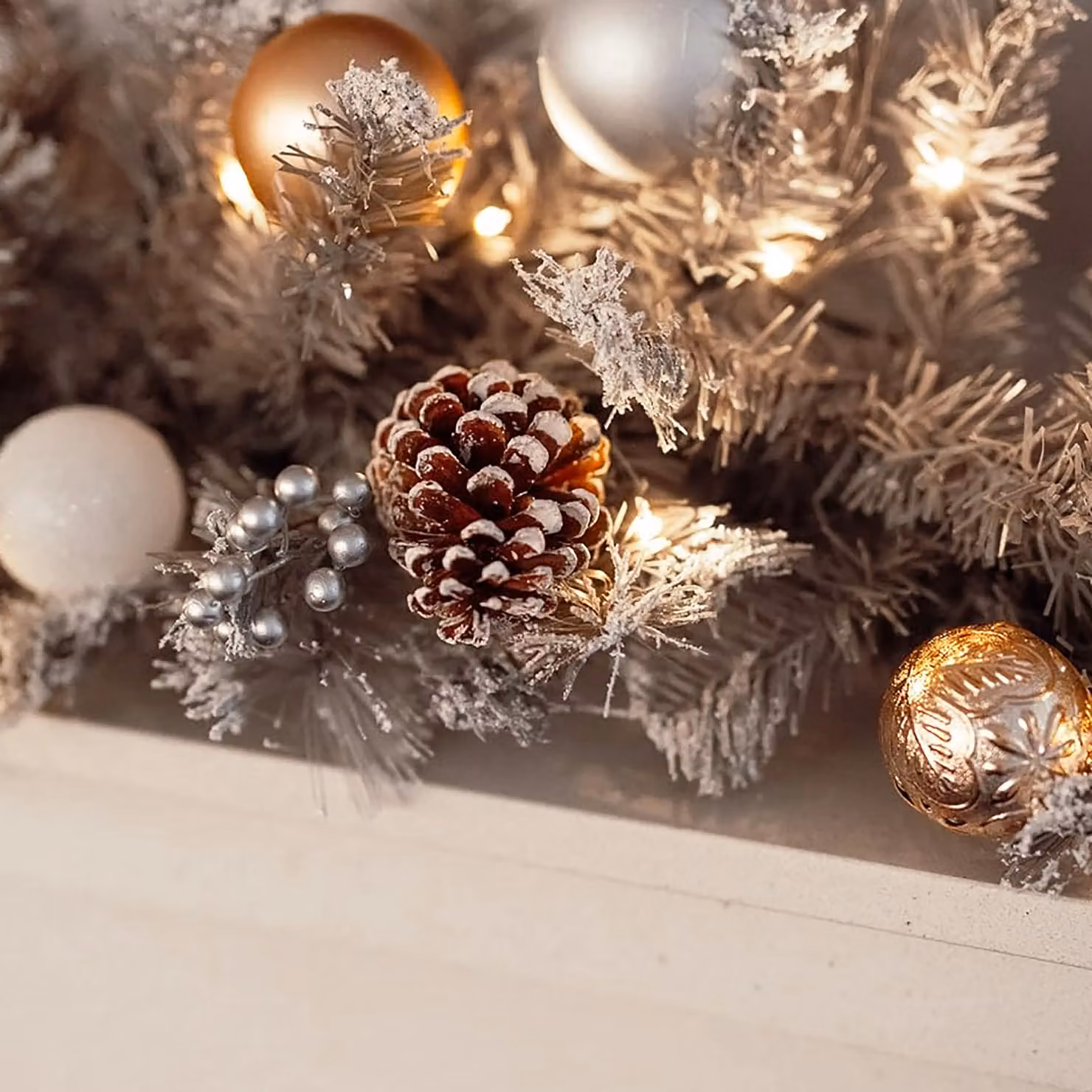 Marco Paul 6ft Artificial Frosted Christmas Garland with Pinecones in Green – 7