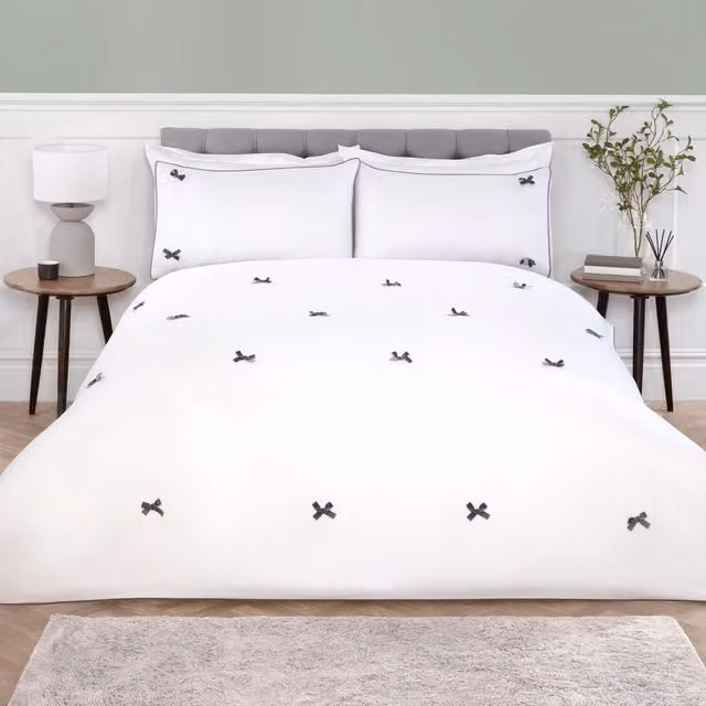 Divante Belle Bow Modern Bedding in White and Silver