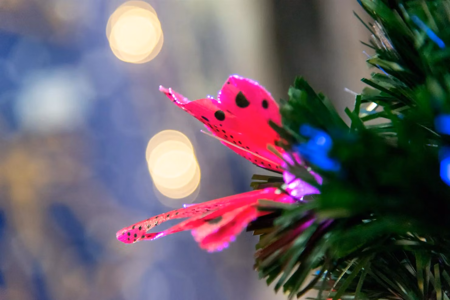 Shatchi Green Butterflies Fibre Optic LED Pre-Lit Tabletop Christmas Tree with Multicolour Lights, Height: 60 cm – 2