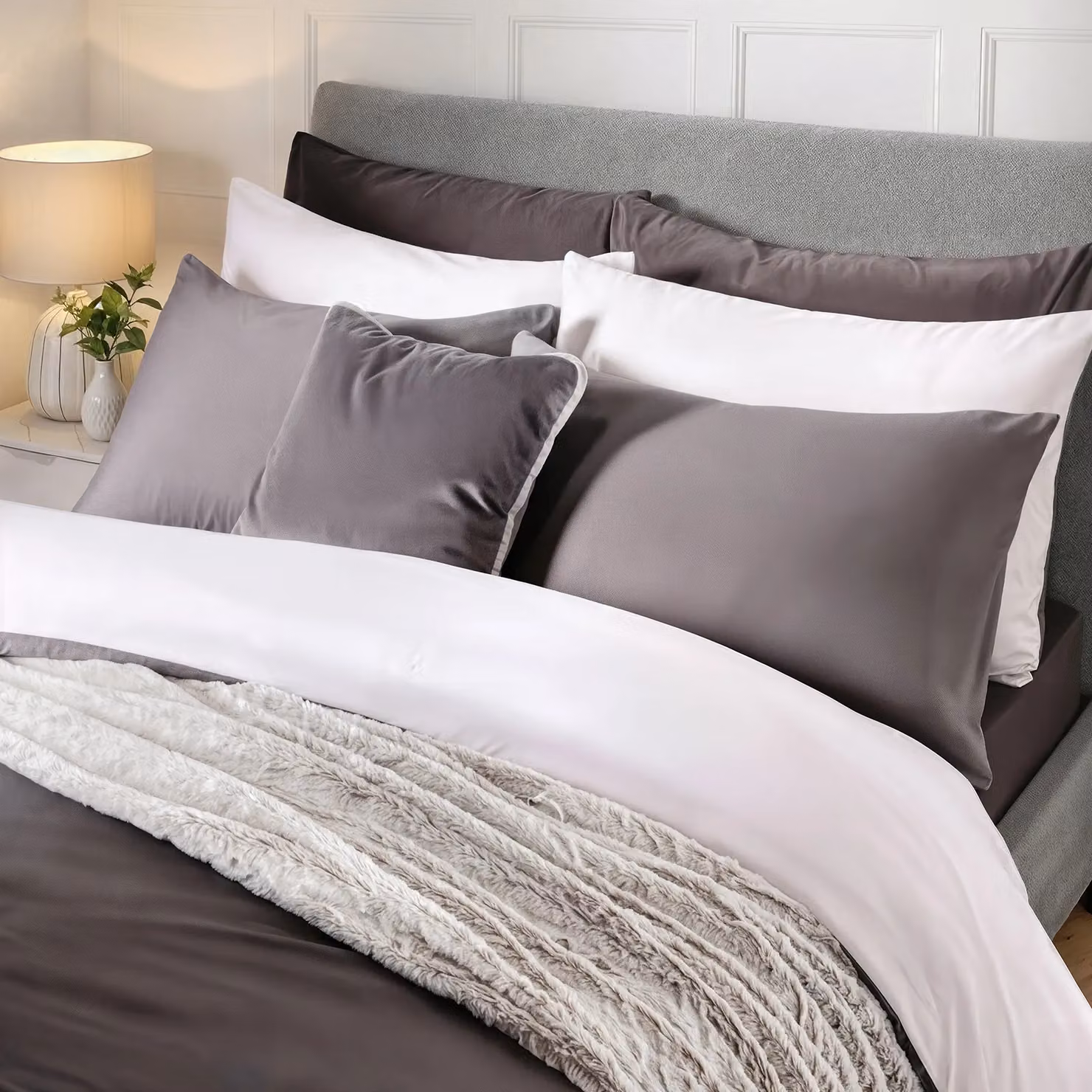 OHS Reversible Plain Microfibre Duvet Cover and Pillowcase Set in White and Grey, W: 180 cm, L: 200 cm – 4