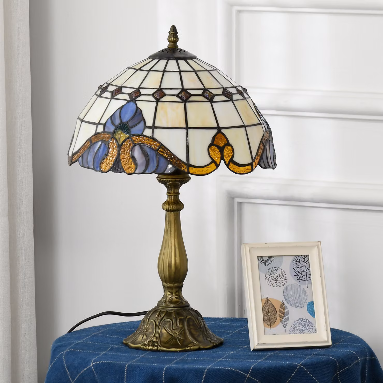HOMCOM Antique Stained Glass Table Lamp in Multicolour – 6